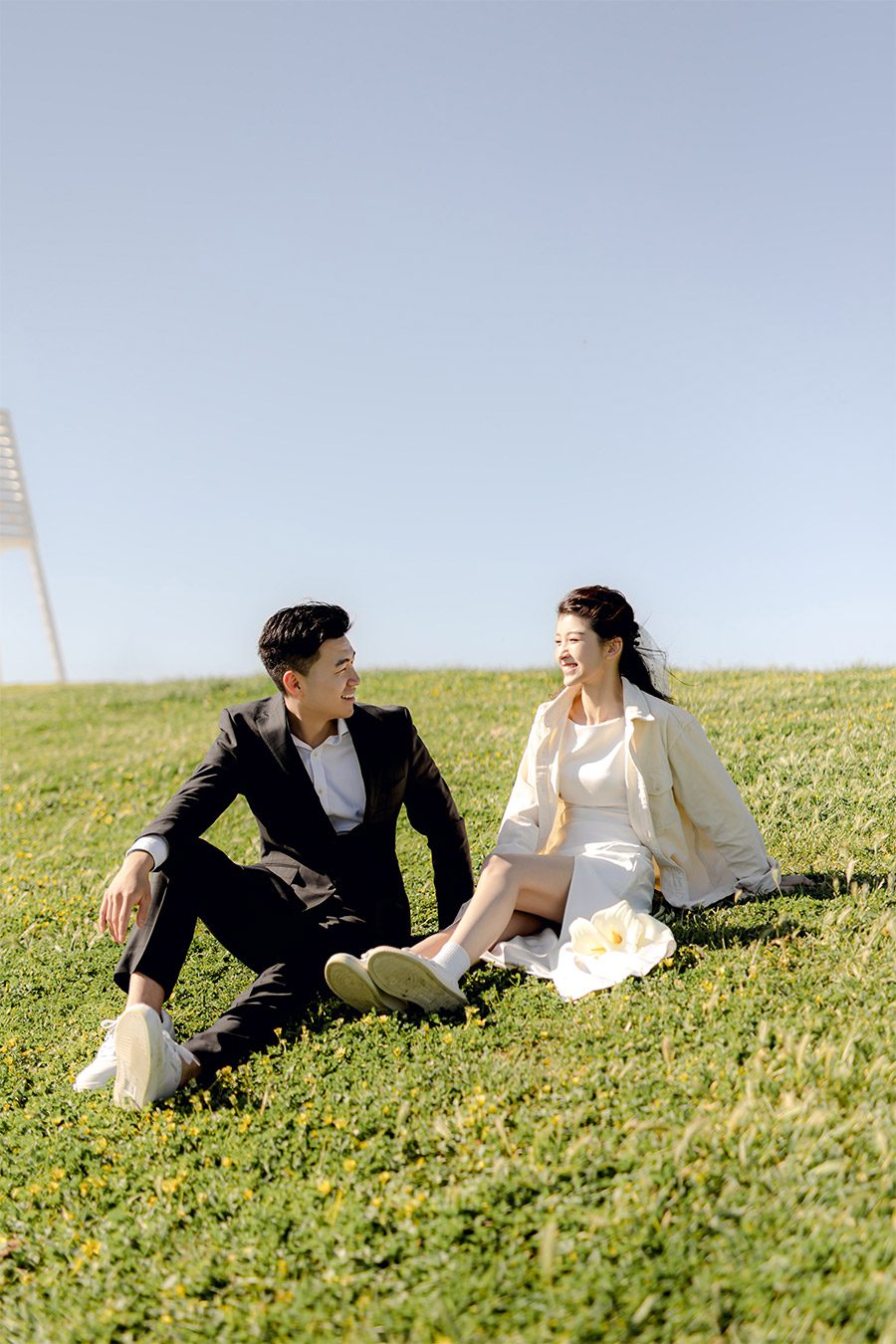 The method of fixing the skirt hem when shooting by the seaside in Melbourne