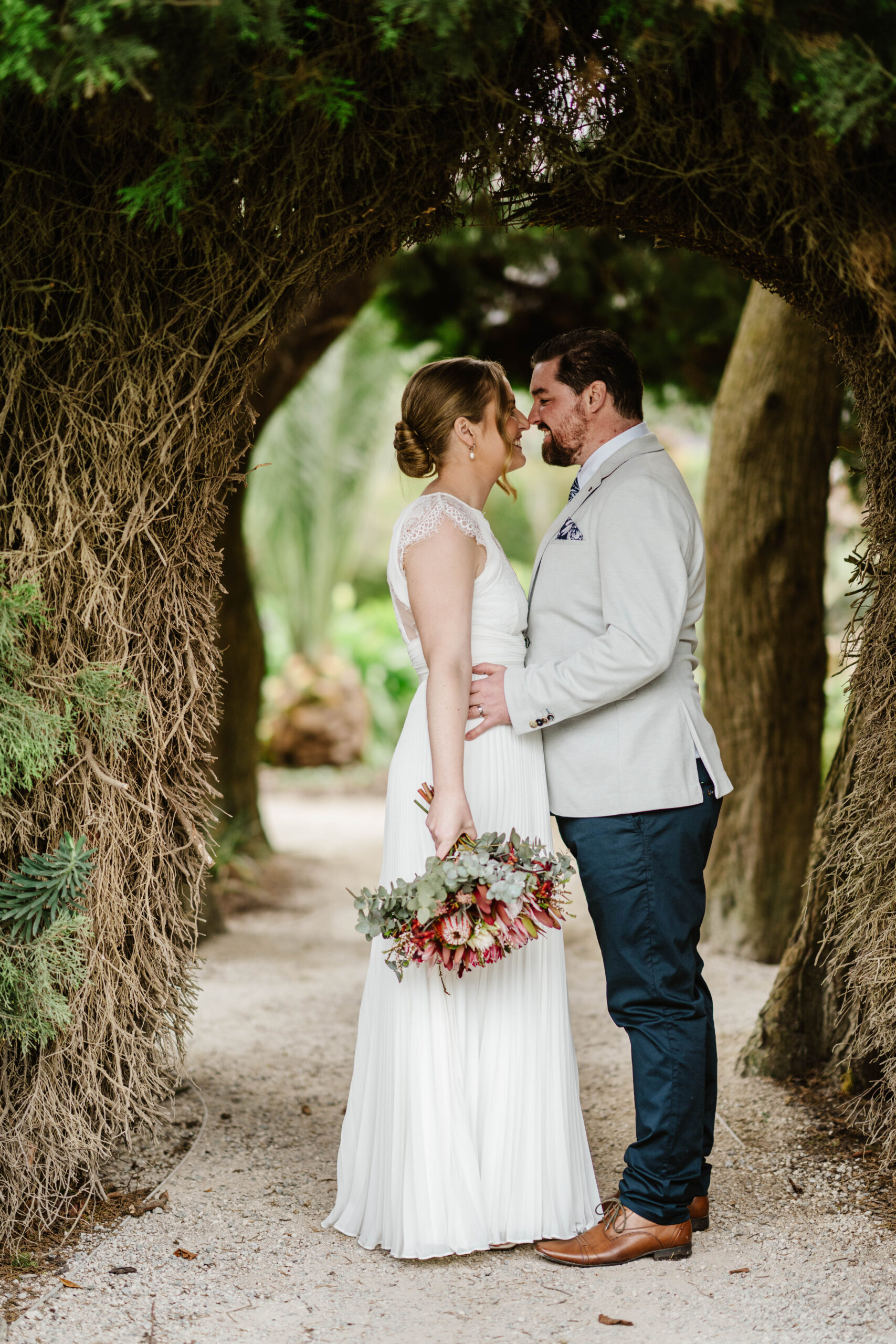 Precautions for preventing sandstorms when taking wedding photos at Melbourne Beach